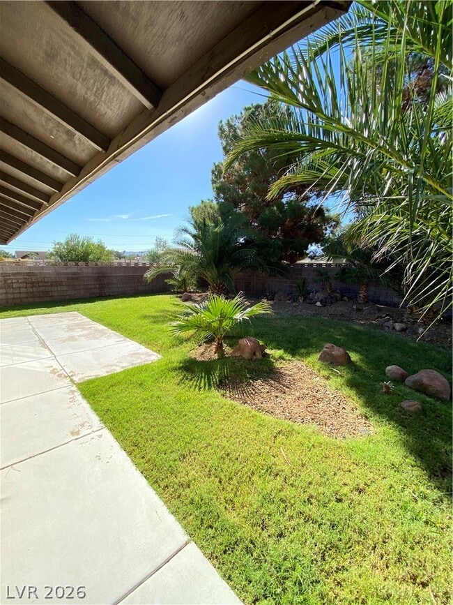 Building Photo - 2521 E Serene Ave