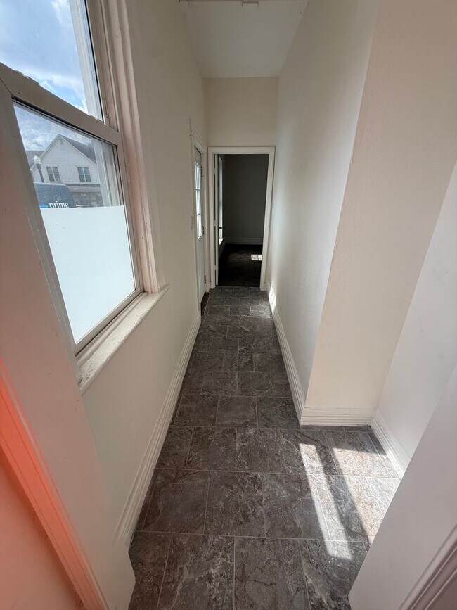 Building Photo - LARGE DOWNSTAIRS 1 Bedroom apartment