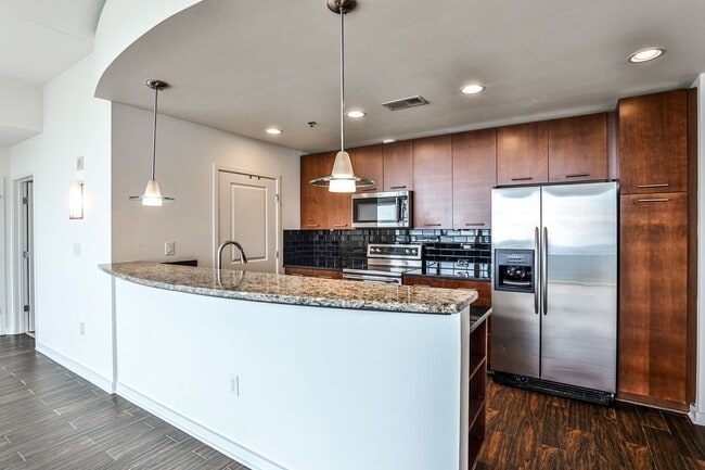 Building Photo - Luxury 28th Floor 2 Bedroom Condo For Leas...