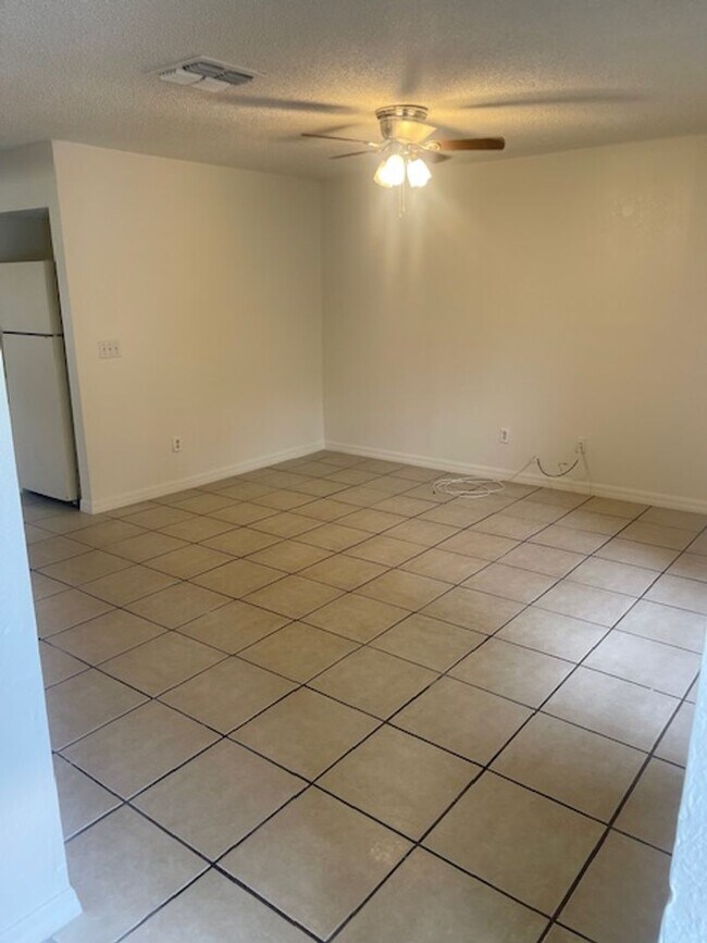 Building Photo - 1515 S Oleander Ave