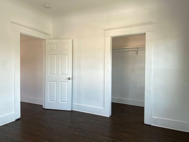 Building Photo - Two Bed, One Bath Apartment Located Downtown