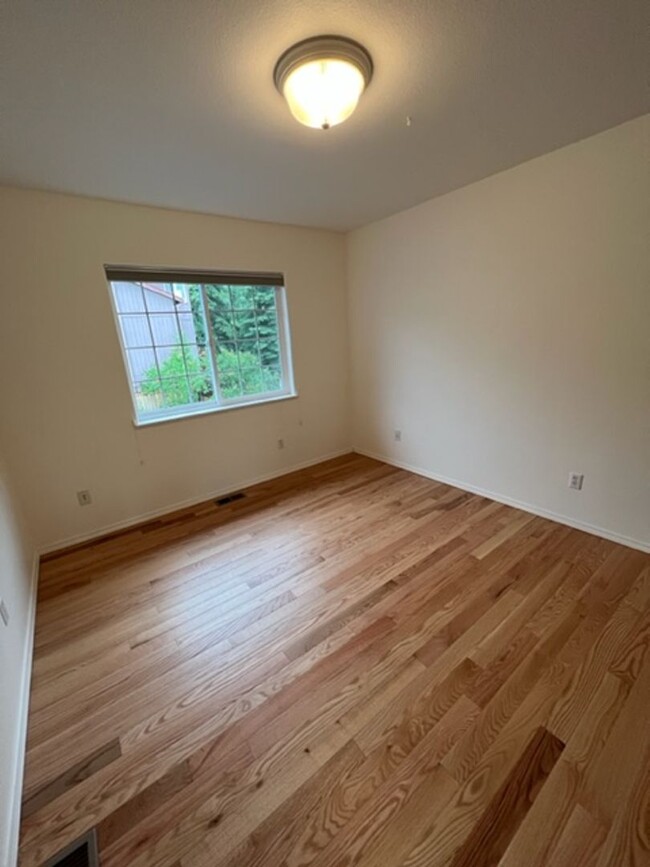 Building Photo - Beautiful 4 Bedroom Eagle River Home!