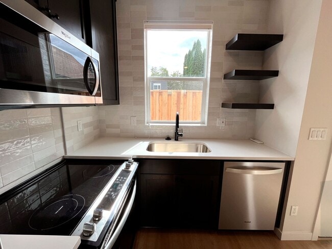 Building Photo - Stunning Townhome Unit with Laundry, A/C, Private Patio