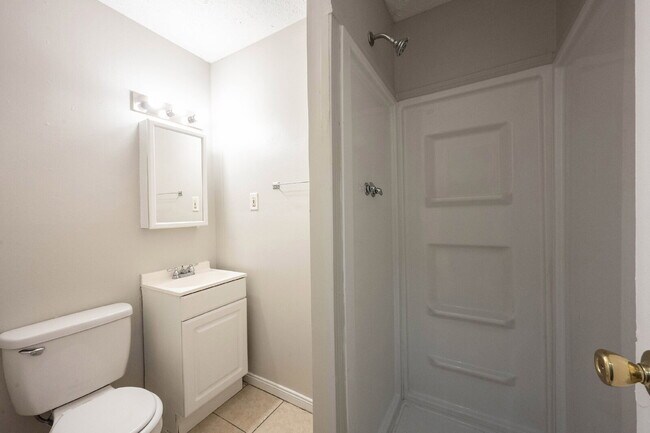 Building Photo - "Charming 3-Bed, 2-Bath Retreat in Indiana...