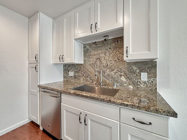 Building Photo - Gorgeous 2BD/1BA Upgraded Condo in Cheroke...