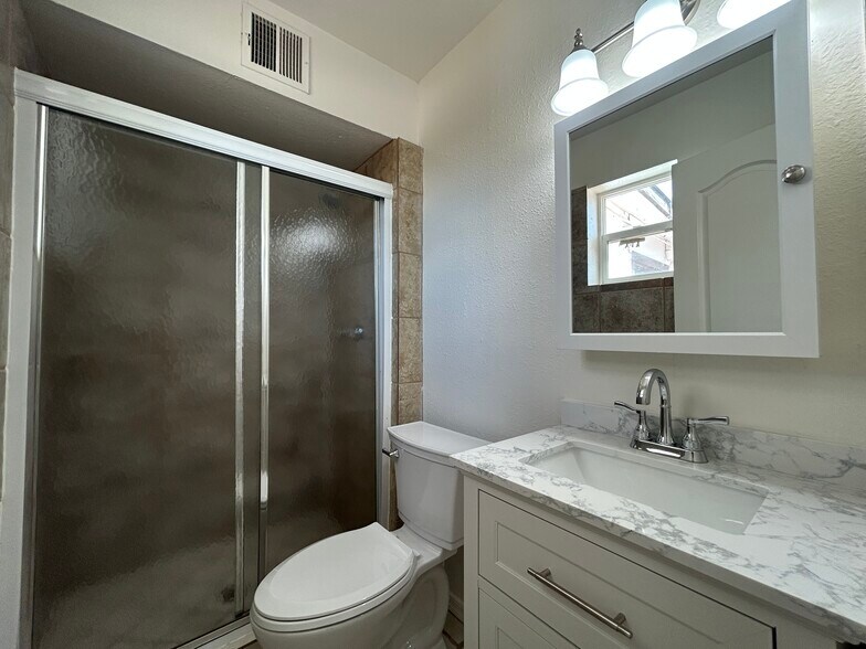 Building Photo - 3062 N 42nd Ave