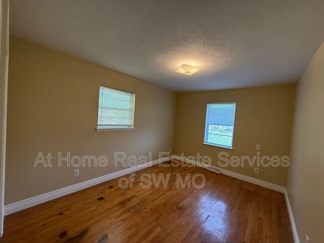 Building Photo - 516 E Stanford St