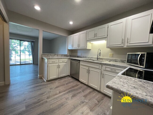 Building Photo - Stunning 3 Bedroom Townhome in Shalimar!