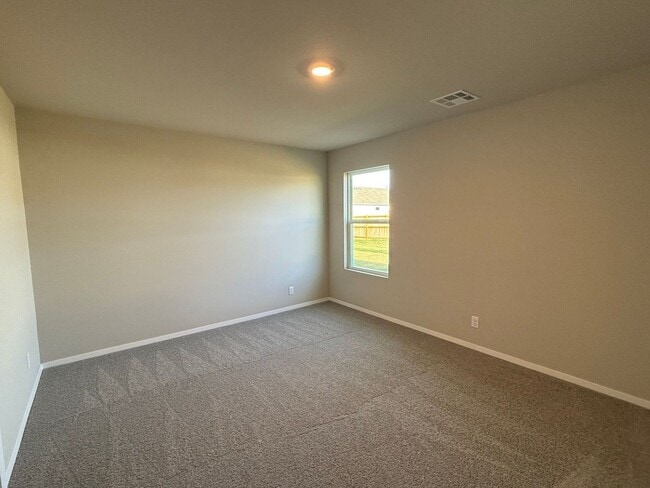 Building Photo - Welcome home to your 4 bed, 2 bath home in the desirable area of Broken Arrow, OK.