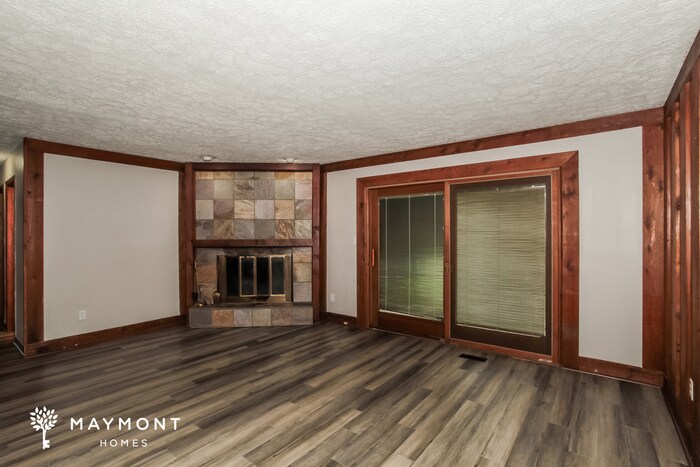 Building Photo - 8233 Lake Ridge Dr