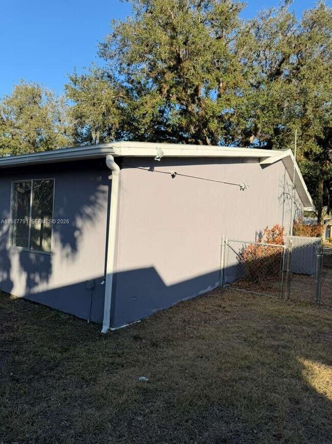 Building Photo - 4030 School Cir