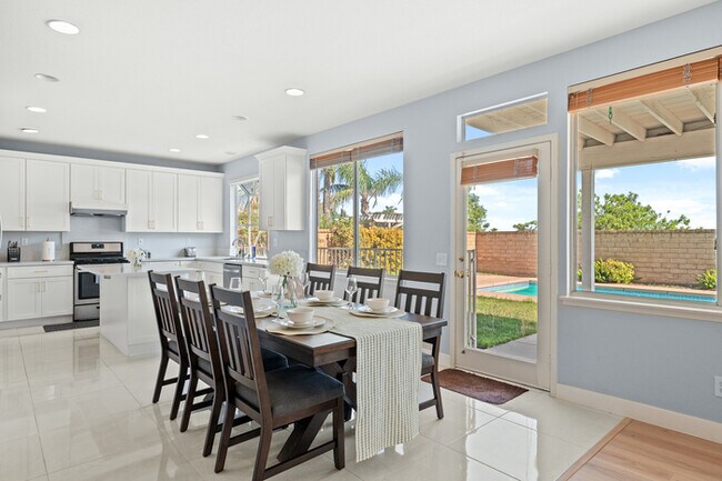Building Photo - 10919 Mirador Dr