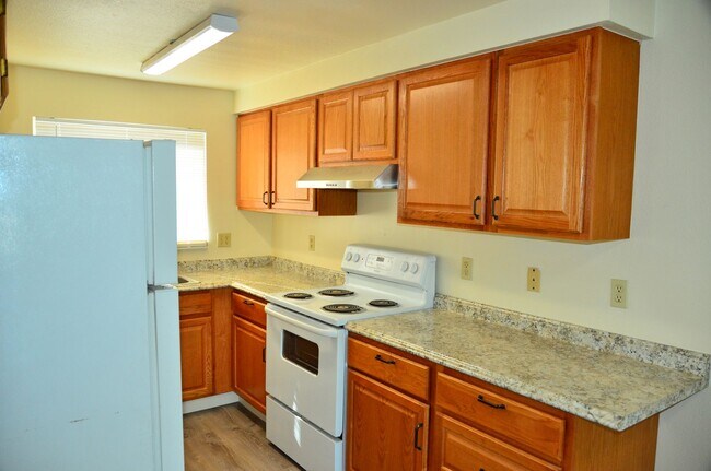 Building Photo - Renovated 2bed/1bath Flat with easy access...