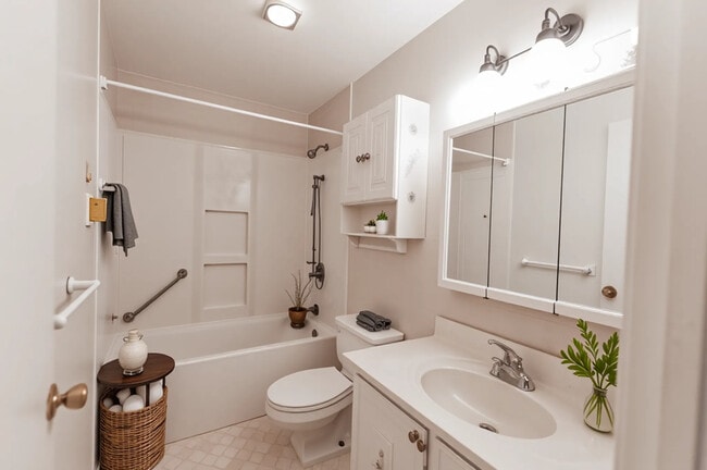 Building Photo - 23 Country Club Dr