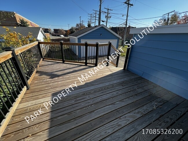 Building Photo - Oak Lawn - 3 Bedroom Single Family Home