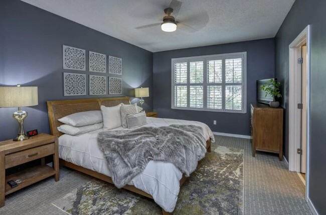 Building Photo - Rare NE Minneapolis Townhome with 2 Stall Garage + Soaking Tub