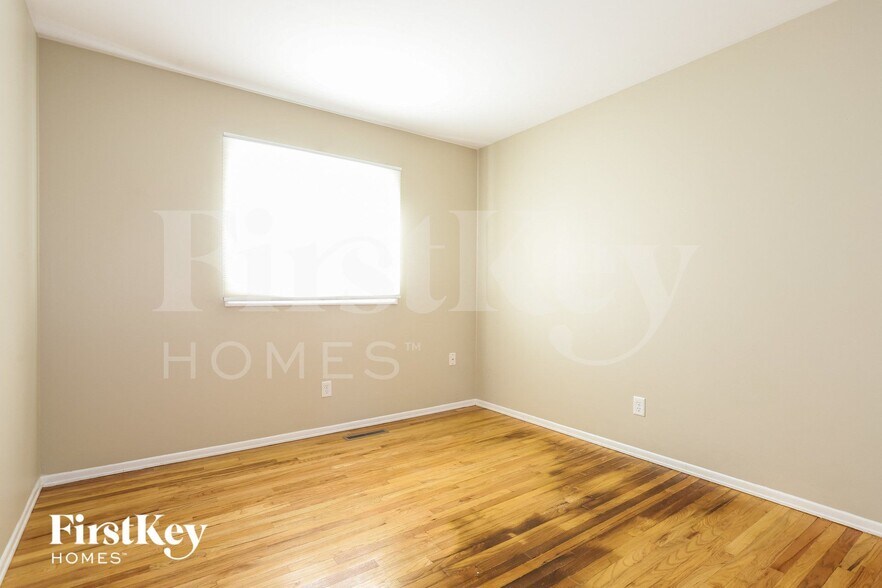 Building Photo - 923 Nottingham Ln