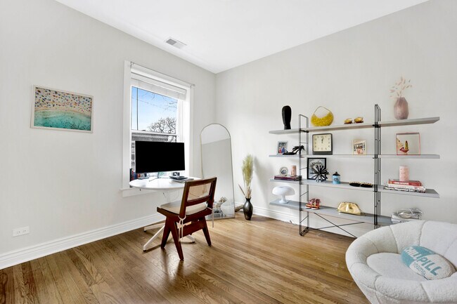 Building Photo - 3600 N Oakley Ave