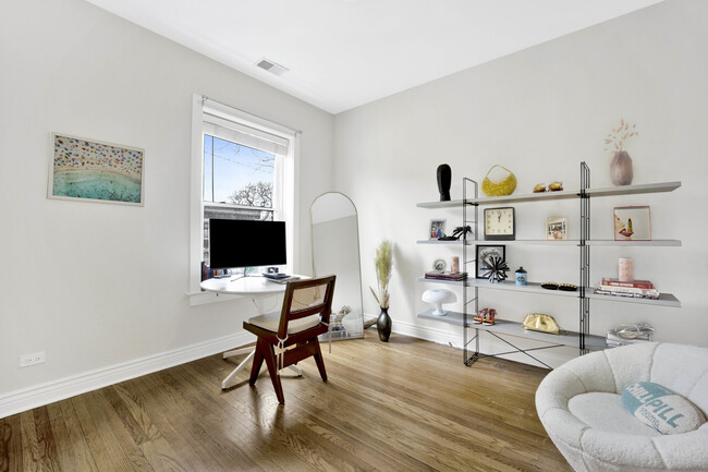 Building Photo - 3610 N Oakley Ave