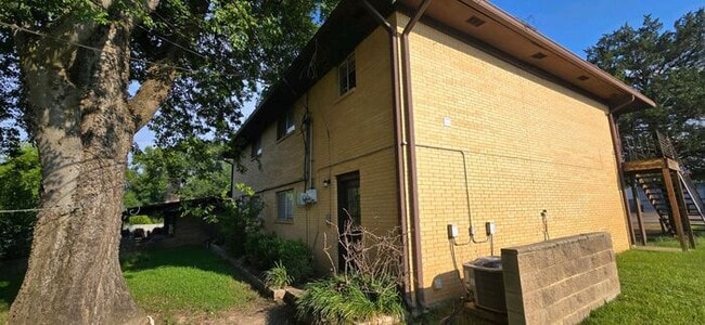 Building Photo - Available Now! Updated, Downstairs 2 Bedroom 1 Bath Apartment!