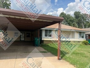 Building Photo - Spacious 2 Bedroom W/ Bonus Room