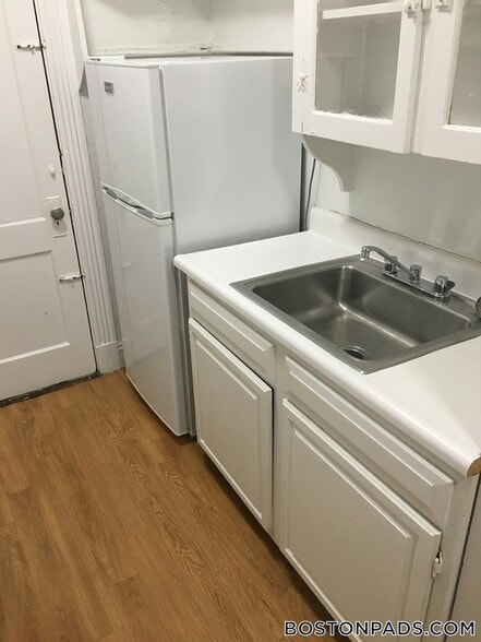 Building Photo - 235 Park Dr