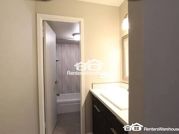 Building Photo - AVAILABLE NOW 1 Bed 1.0 Bath Condo with Sp...
