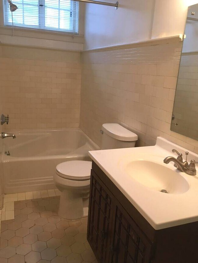 Building Photo - 929 Summit Apartments