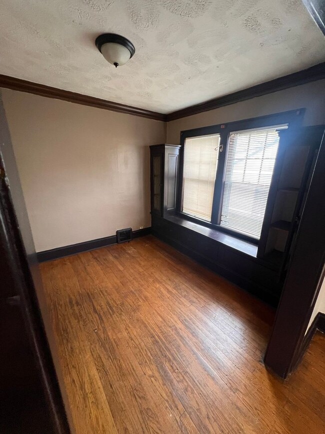 Building Photo - Section 8 Accepted: Affordable 4 Bed, 1 Ba...