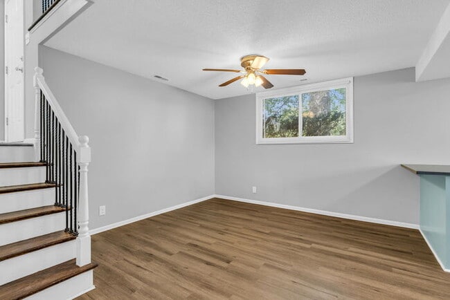 Building Photo - 4 bed, 2 bath, updated interior