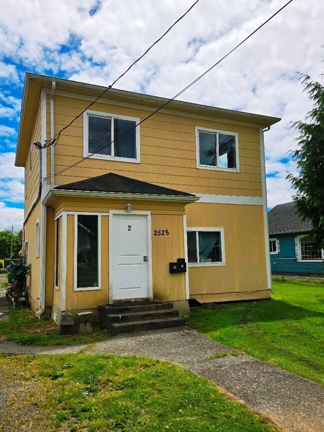 Building Photo - Hoquiam - Spacious 2 bedroom duplex unit for RENT!