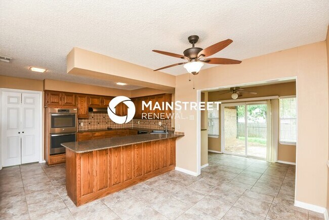 Building Photo - 4 Bedroom Pet-Friendly Home in Arlington, TX with Main Street Renewal