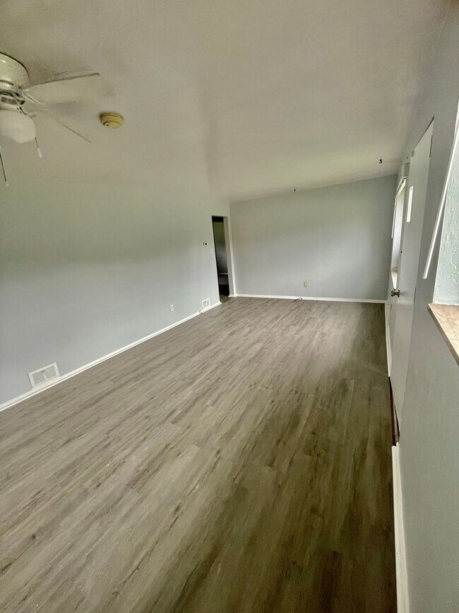 Building Photo - Bethel Park - 3 Bedroom Home - South Park Road - Pet Friendly!