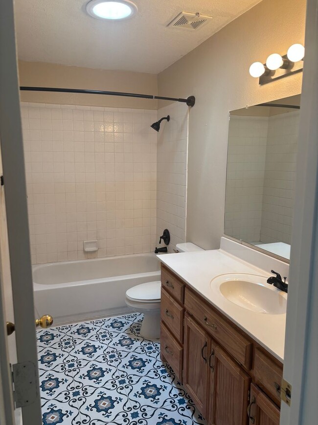 Building Photo - Charming 4-Bedroom Home in a Prime Location!