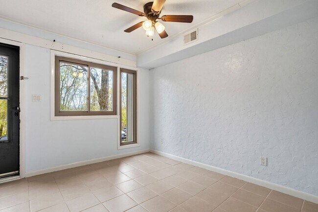 Building Photo - 2 Bedroom 1 Bath Condominium Located in Johnson City, TN