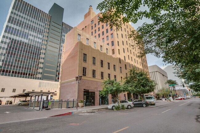 Building Photo - 114 W Adams St