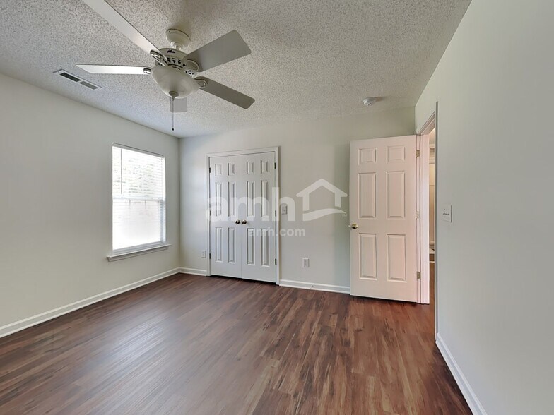 Building Photo - 6016 Glen Way Dr