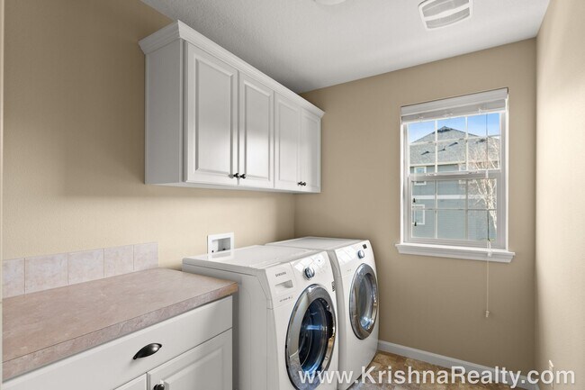 Building Photo - Outstanding 4 BD* 3* BA + *Bonus Room* Cor...