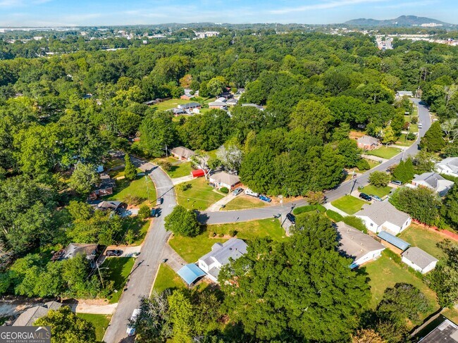 Building Photo - 1801 Crestridge Dr SE