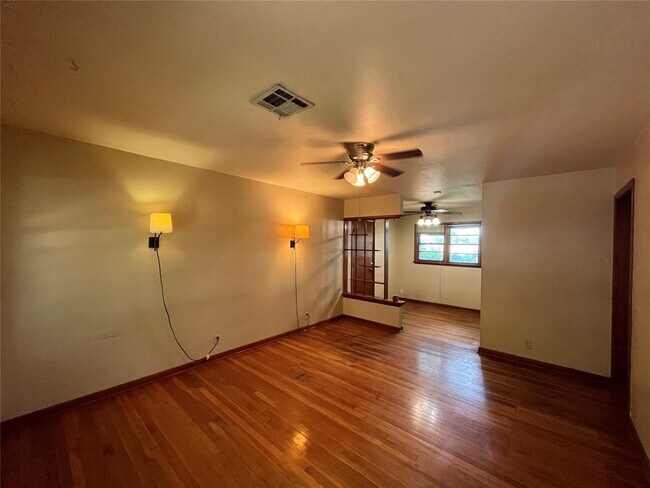 Building Photo - 511 Fleetwood Dr