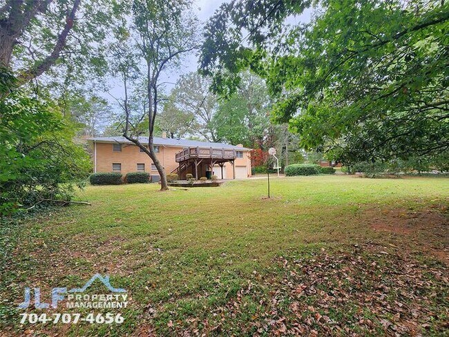 Building Photo - Sprawling 3 Bedroom/ 2.5 Bathroom Ranch in Charlotte!