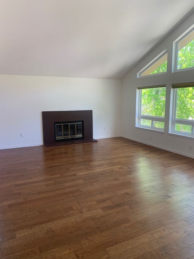 Building Photo - Updated 3 bedroom 2 bathroom Single Family...
