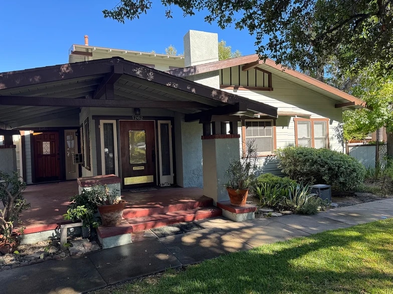 Primary Photo - 1262 N Hudson Ave