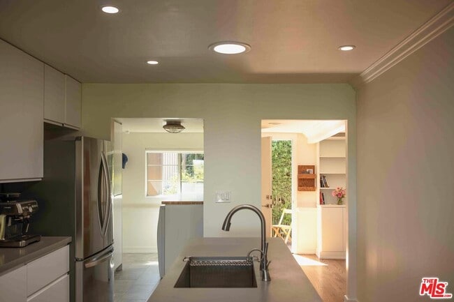 Building Photo - 1112 Montecito Dr