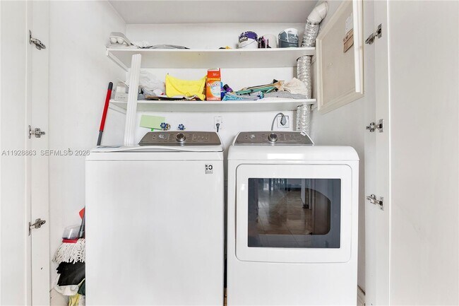 Building Photo - 2 Grove Isle Dr