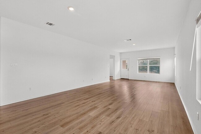 Building Photo - 941 Legends Ln