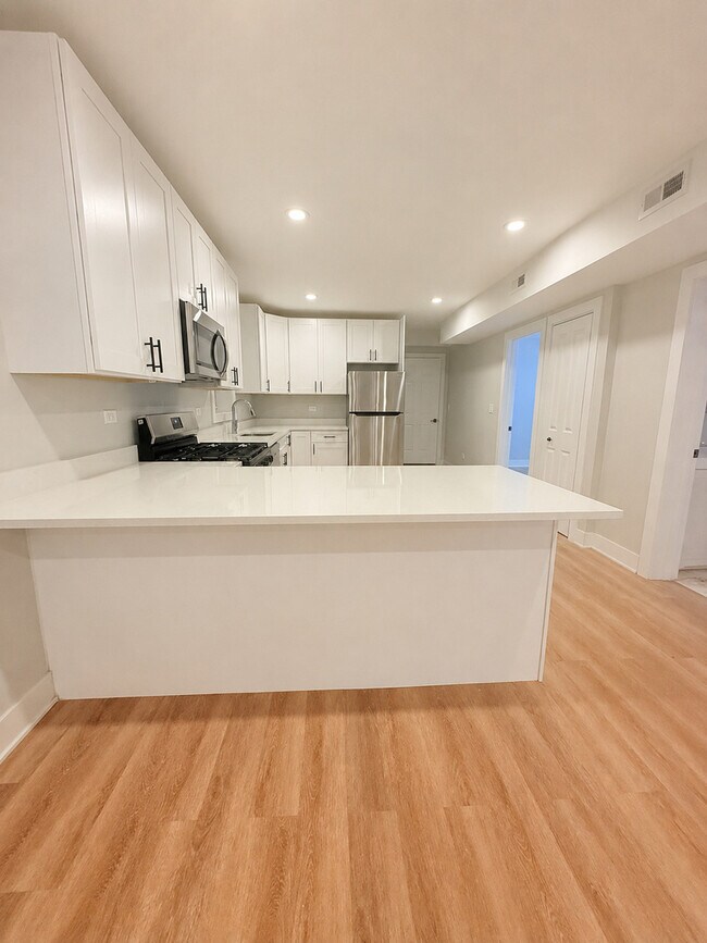 Building Photo - 2850 N Avers Ave