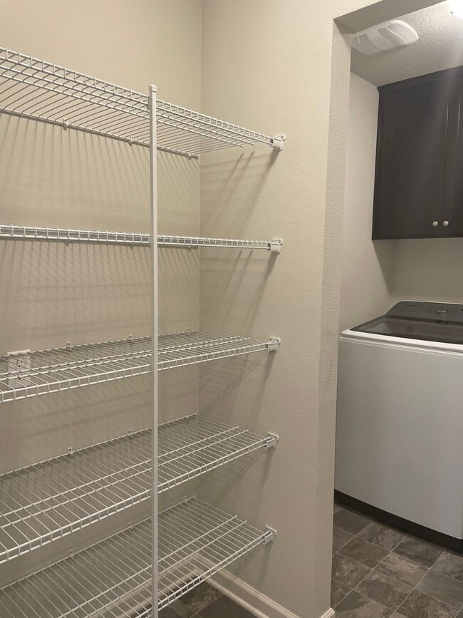 Building Photo - 4 Bed 2.5 Bath Home! Located near the Ridgefield Outdoor Recreation Center, equestrian facilities...