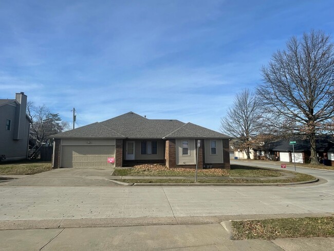 Building Photo - Southern Hills 3 Bedroom 2 Bath Duplex-New carpet and new flooring in the bathrooms