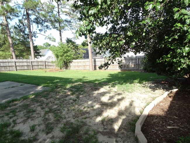 Building Photo - 3 BR, 2 BH, Double Garage Home in a Well E...